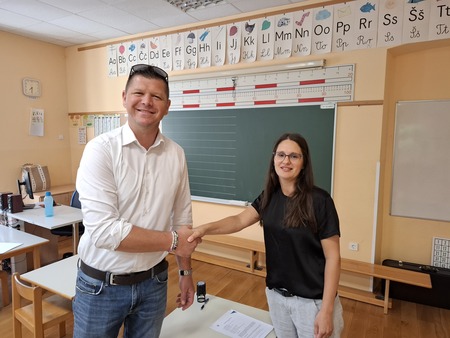 Župan Matija Čakš in Simona Strašek Novak iz podjetja VSG gradnje po podpisu pogobe